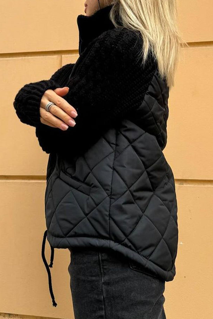Kimberly – Højhalset jakke med lynlås og kontrastfyldte patchworkdetaljer