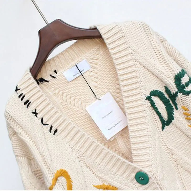 Lena – V hals cardigan med broderi patchwork og knaplukning