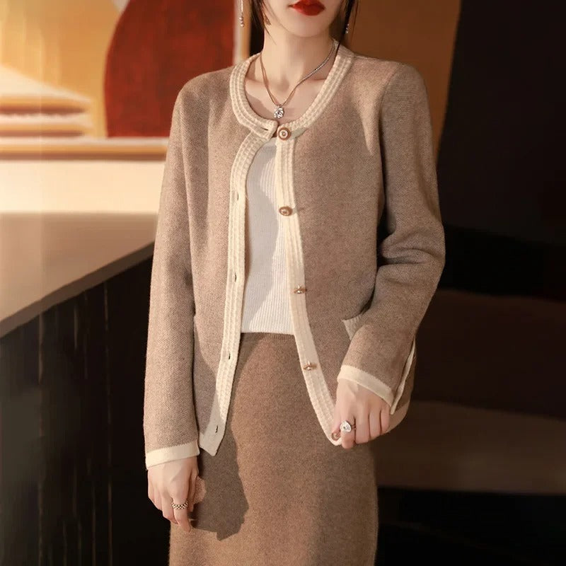 Ruby – Stilfuld cardigan med rund hals og kontrastdesign