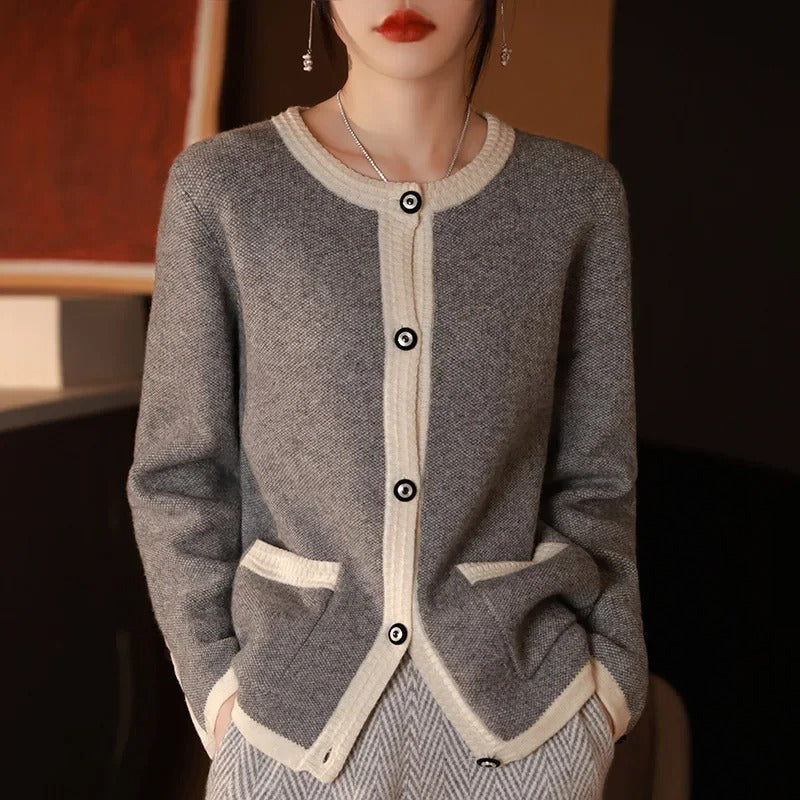 Ruby – Stilfuld cardigan med rund hals og kontrastdesign