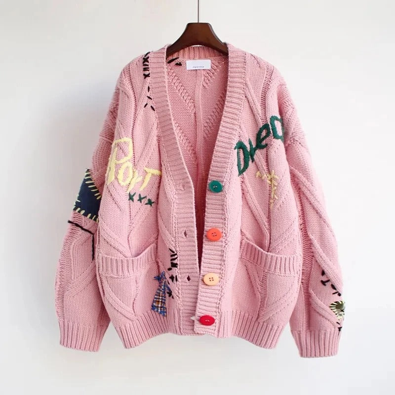 Lena – V hals cardigan med broderi patchwork og knaplukning