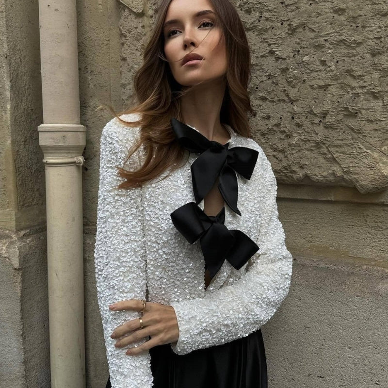 Anaya – Elegant cropped top med lange ærmer og sløjfedetaljer foran