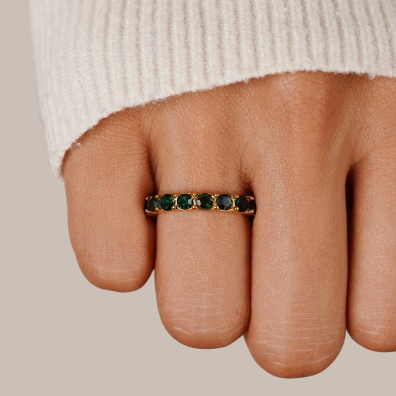 Isla – Elegante ædelstensringe med kamslørte detaljer