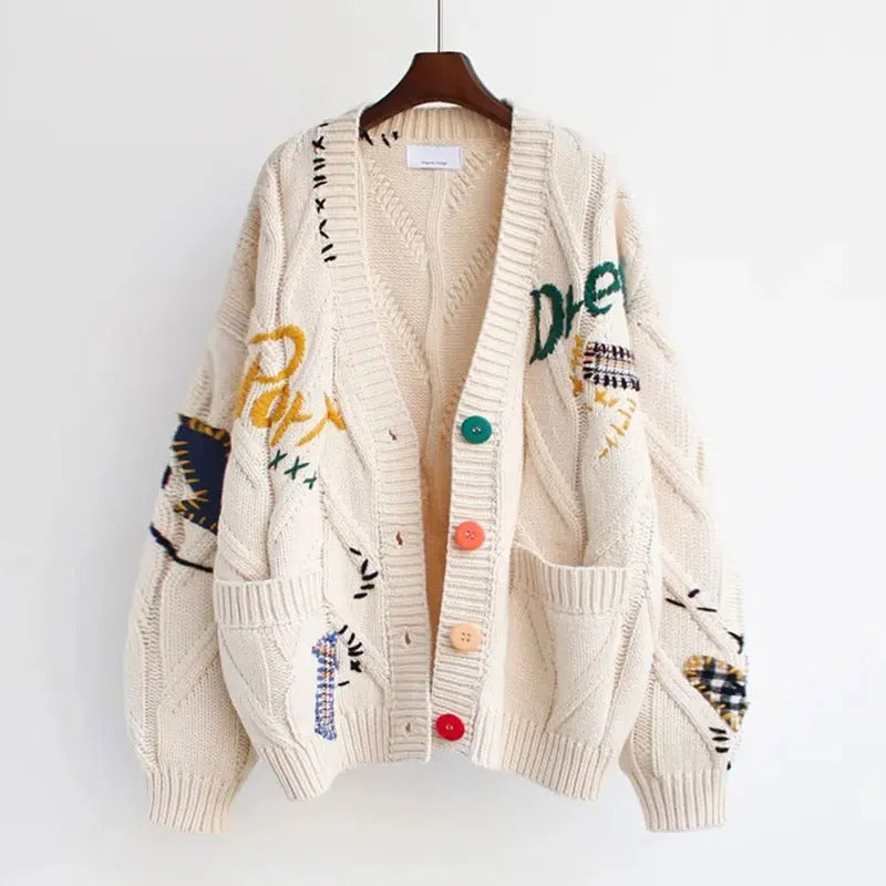 Lena – V hals cardigan med broderi patchwork og knaplukning