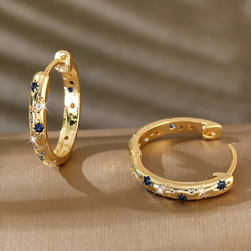 Nora – Chikke medium hoop øreringe med blomsterdetaljer