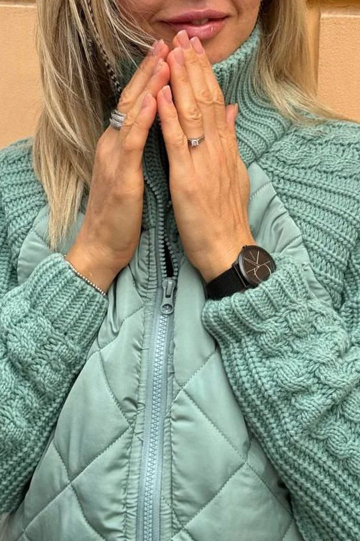 Kimberly – Højhalset jakke med lynlås og kontrastfyldte patchworkdetaljer