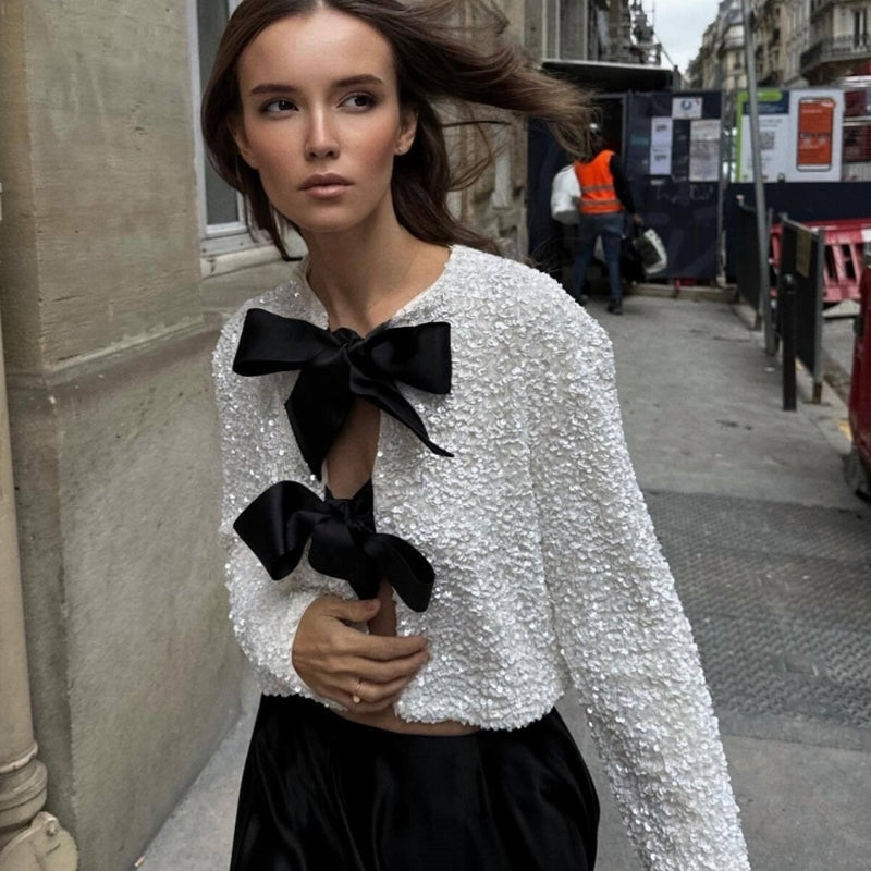 Anaya – Elegant cropped top med lange ærmer og sløjfedetaljer foran