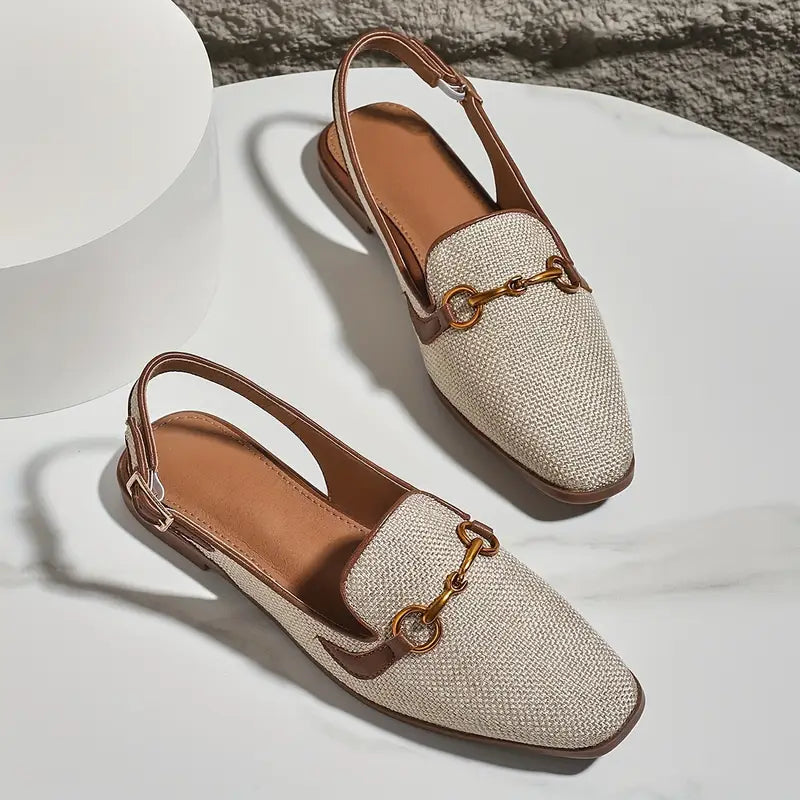 Delora – Flade slingback sandaler med dekorativt spænde og poleret remdesign