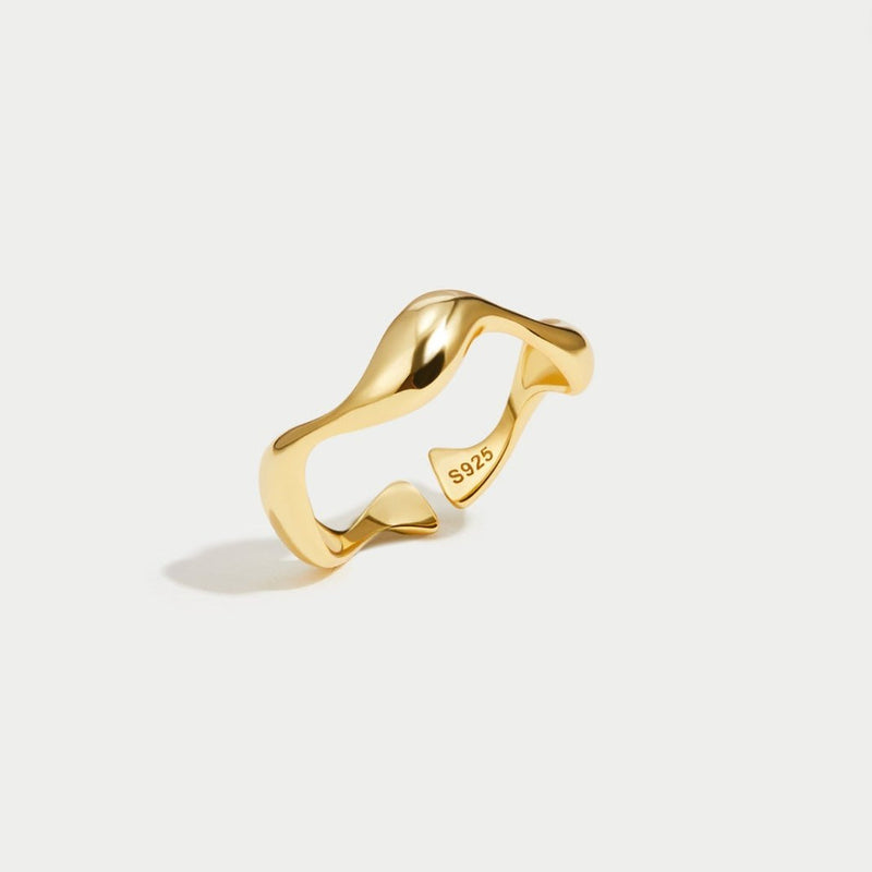 Frances – Justerbar ring med bølgeinspireret og let design