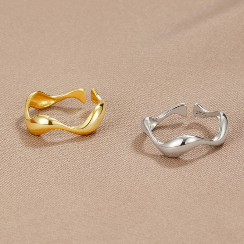 Frances – Justerbar ring med bølgeinspireret og let design