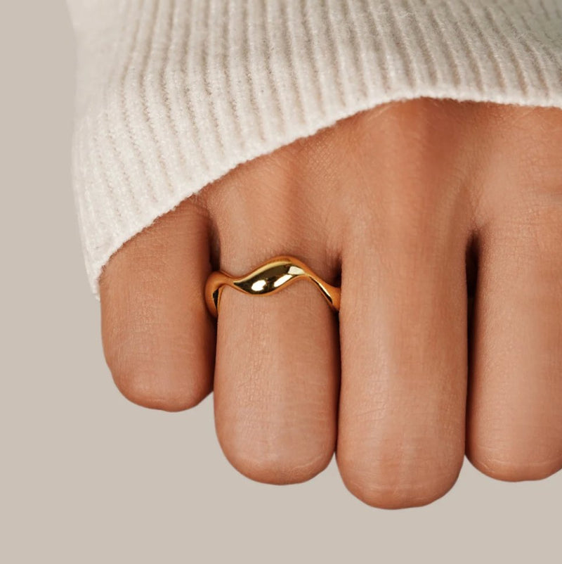 Frances – Justerbar ring med bølgeinspireret og let design