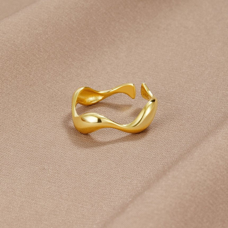 Frances – Justerbar ring med bølgeinspireret og let design