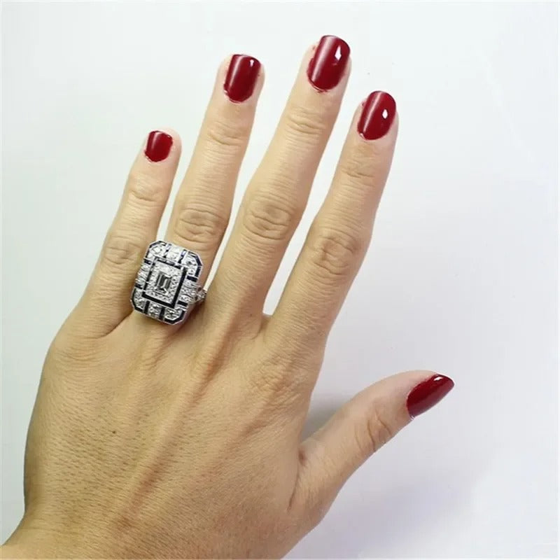 Addison – Moderne ring med blåt midtpunkt og elegant glans