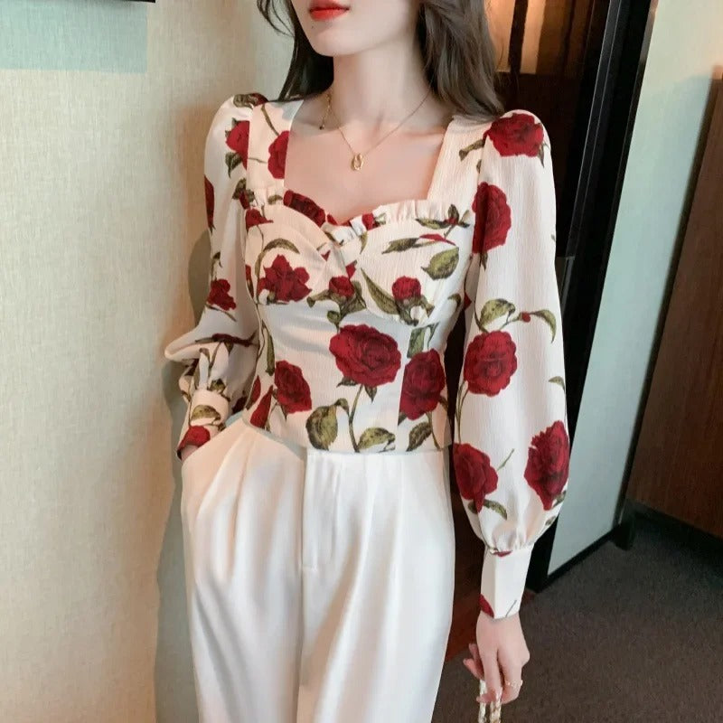 Jessica – Moderne bluse med rosemønster og firkantet halsudskæring