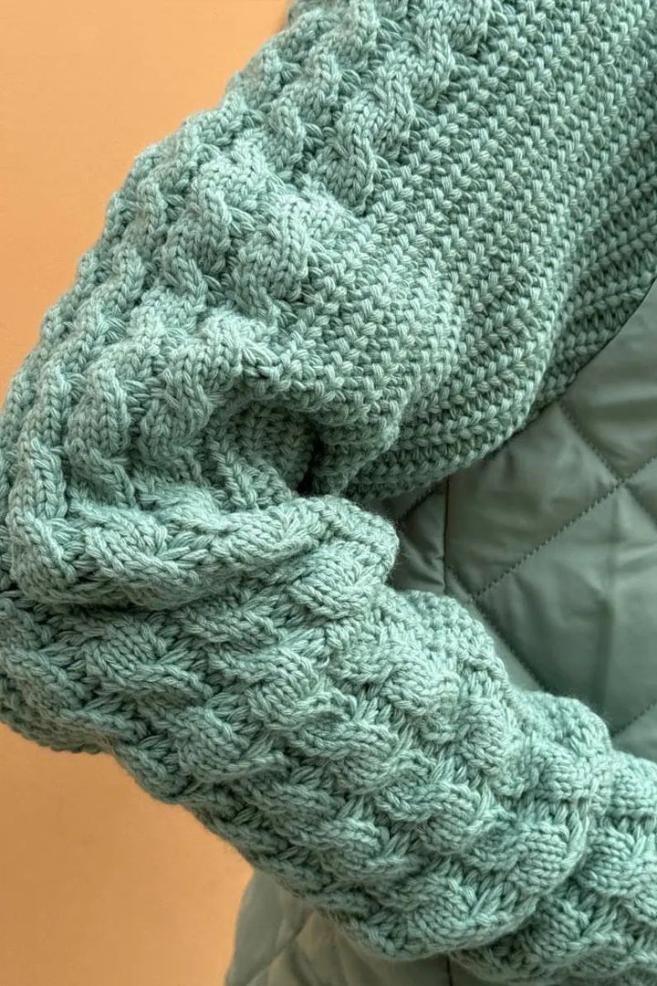 Kimberly – Højhalset jakke med lynlås og kontrastfyldte patchworkdetaljer