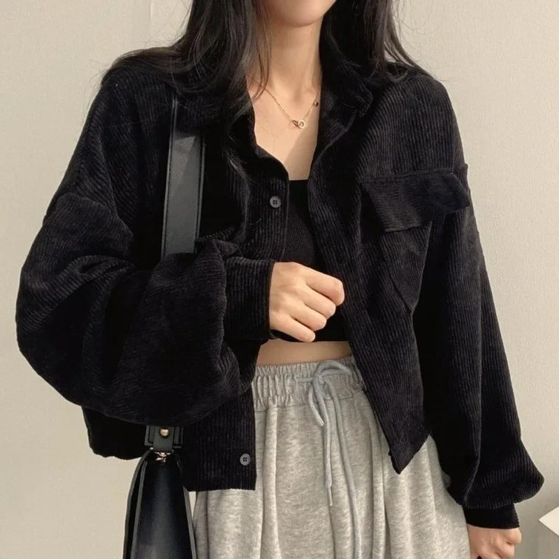 Sandra – Cropped knapper jakke med lange ærmer og frontlommedetaljer