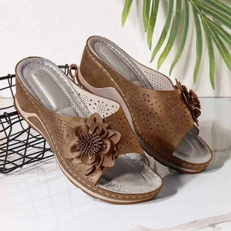 Debra – Kilesandaler med blomsterdetaljer og åben tå design