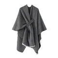 Janice – Hyggelig sjal poncho med wrap design og flatterende silhuet