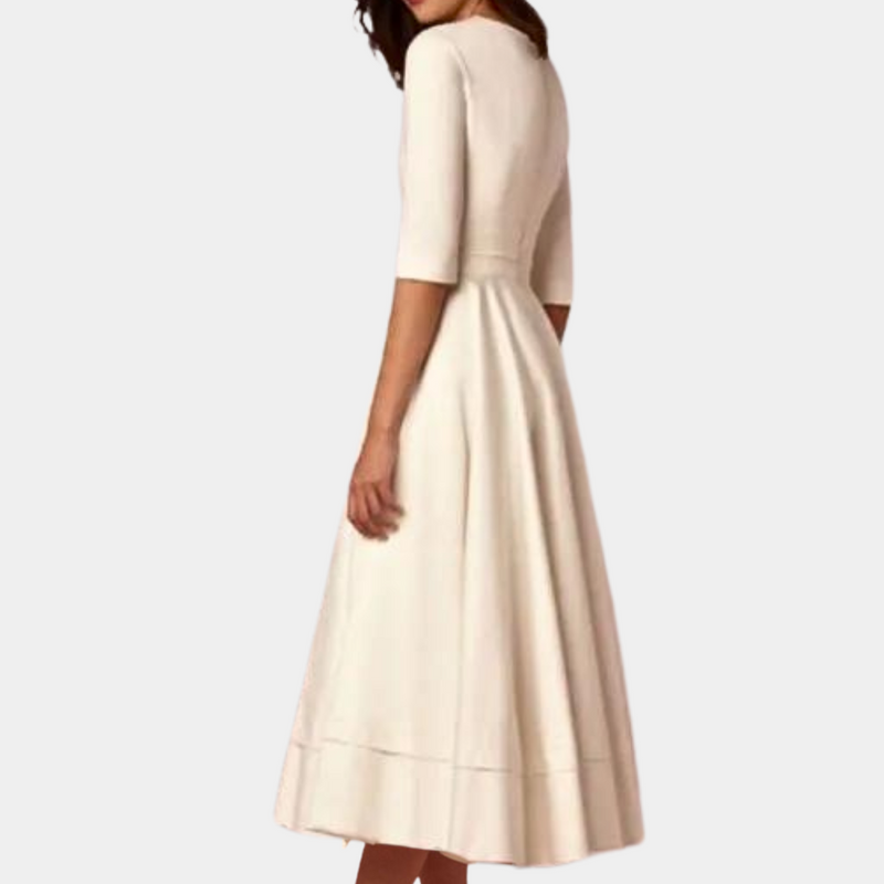 Valentina – Elegant kortærmet kjole med dyb v udskæring og a linjedesign