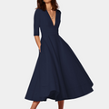 Valentina – Elegant kortærmet kjole med dyb v udskæring og a linjedesign