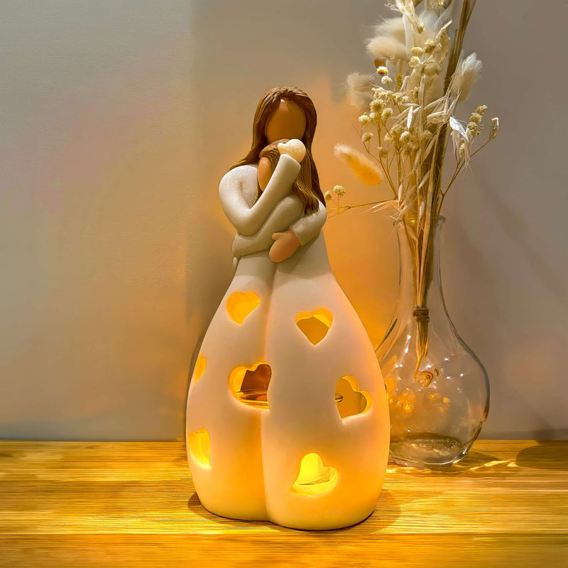 LumiAmor - Evig kærlighed LED lysholder med mor datter statue og varm glød