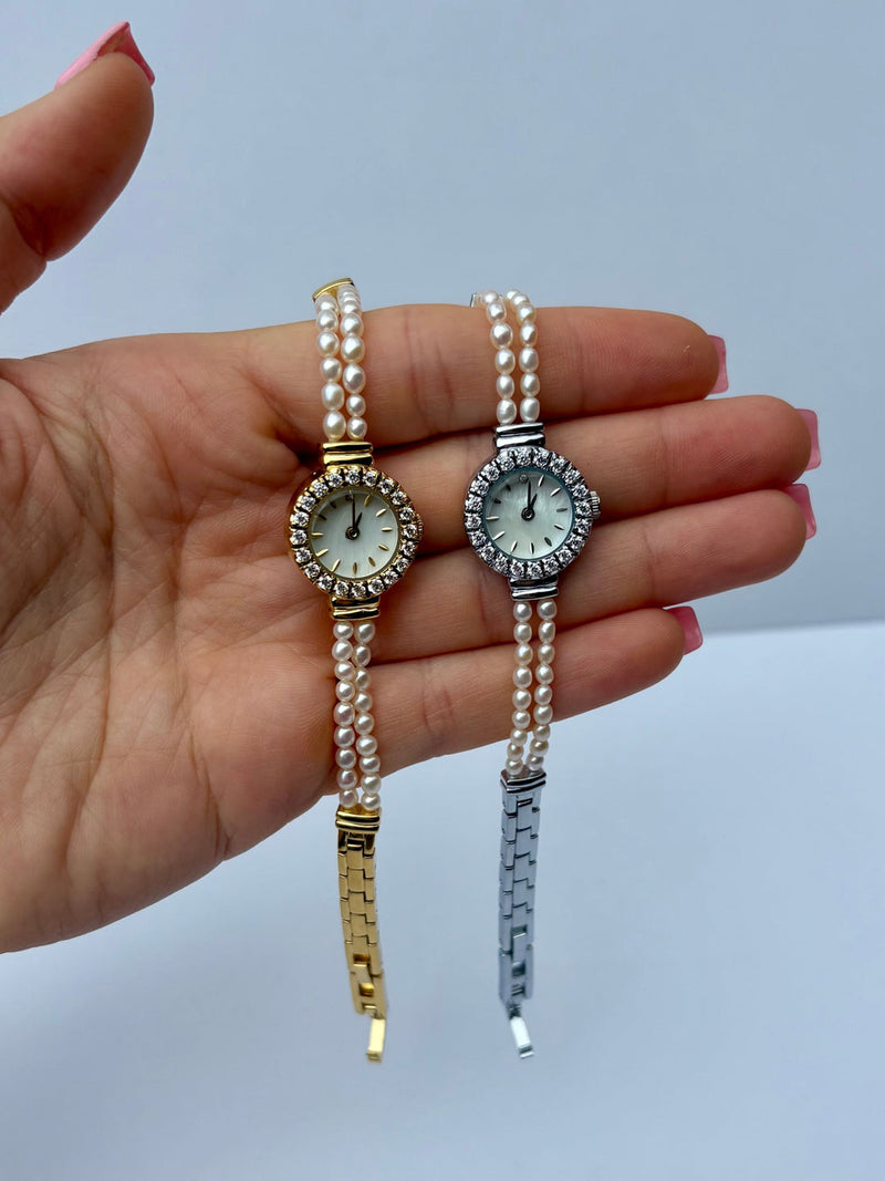 Clara – Elegant ur med perledetaljer og justerbare remme