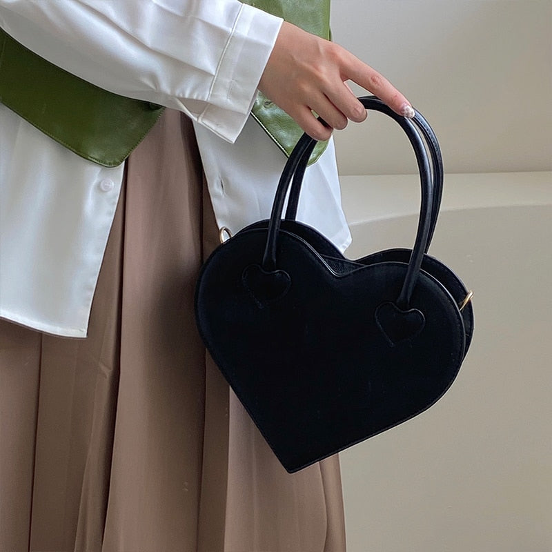Lilia – Chic hjerteformet håndtaske med lynlåslommer og elegante syninger