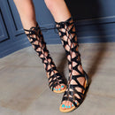 Elizabeth - Høje knæsandaler med remme åben tå og lynlåslukning bagpå