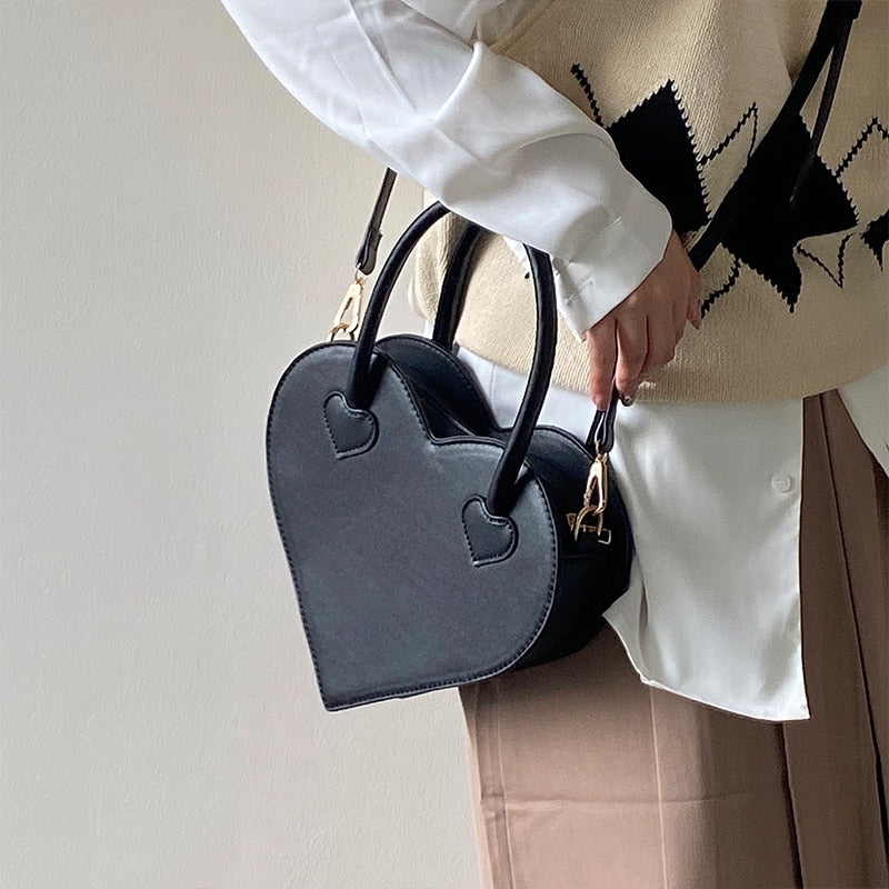 Lilia – Chic hjerteformet håndtaske med lynlåslommer og elegante syninger
