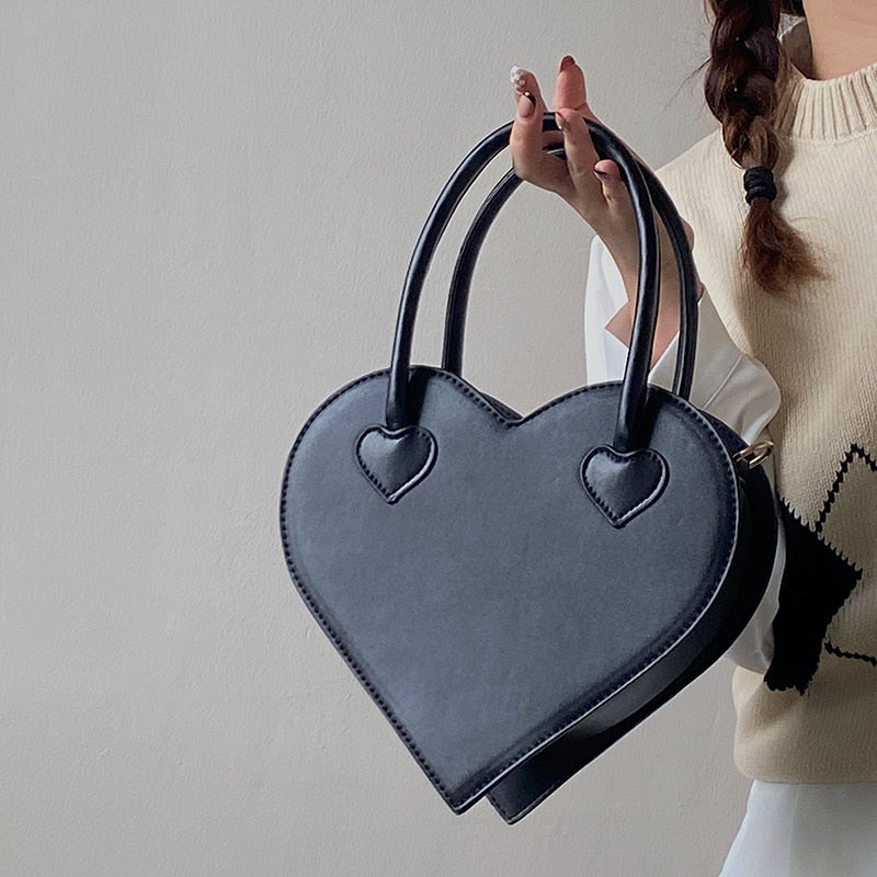 Lilia – Chic hjerteformet håndtaske med lynlåslommer og elegante syninger
