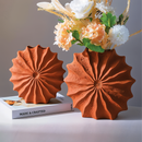 FoldForm – Plisseret geometrisk retrovase med foldet design