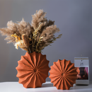 FoldForm – Plisseret geometrisk retrovase med foldet design