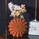 FoldForm – Plisseret geometrisk retrovase med foldet design