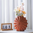 FoldForm – Plisseret geometrisk retrovase med foldet design