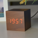 WoodTime – Stilfuldt Træ LED-Ur med Batteridrevet Drift