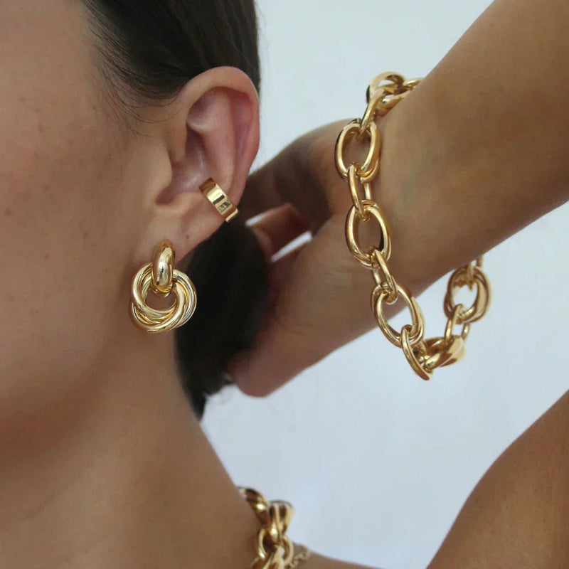 Charlotte – Elegante snoede dråbeøreringe med knude og buet design
