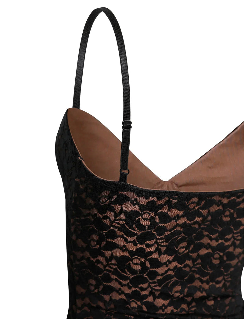 Hailey – Ærmeløs kjole med blomsterprint spaghettistropper og slim fit design