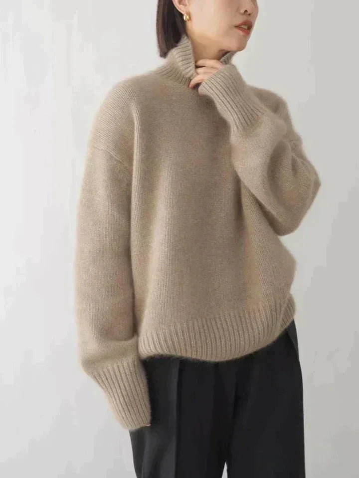 Maya - Ribbet oversize trøje med høj hals og lange ærmer