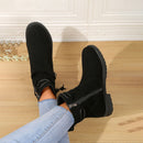 Reina – Ankelstøvler med spændedetaljer og lav blokhæl