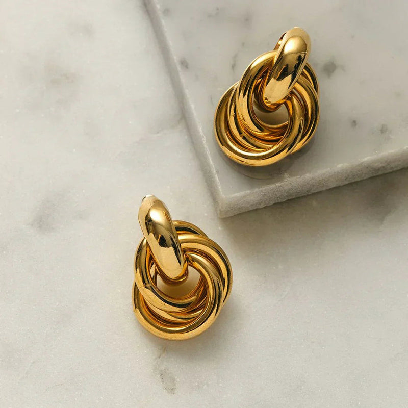Charlotte – Elegante snoede dråbeøreringe med knude og buet design