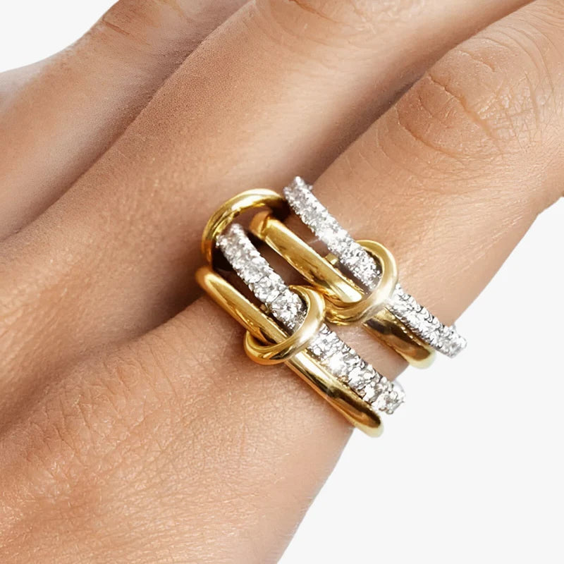 Nora – Stabelbar ring med tofarvet design og multi perledetaljer for moderne charme