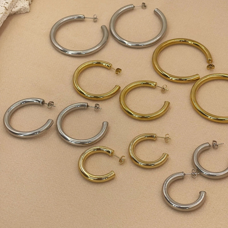 Sherrie – Klassiske øreringe med mellemstore hoops og rundt design