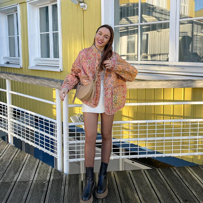 Luna – Oversized jakke med blomsterprint med lange ærmer og store frontlommer