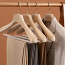 StyleEase – Elegante tøjklemmer med brede skuldre til raffineret garderobeorganisering