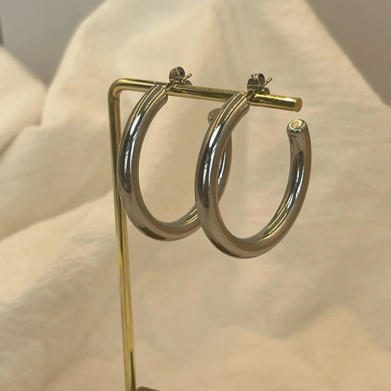 Sherrie – Klassiske øreringe med mellemstore hoops og rundt design