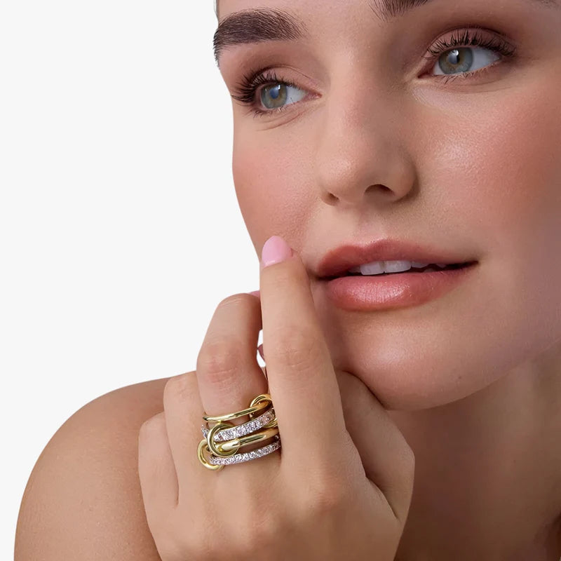 Nora – Stabelbar ring med tofarvet design og multi perledetaljer for moderne charme