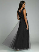 Victoria - Ærmeløs kjole med V-udskæring og høj slids