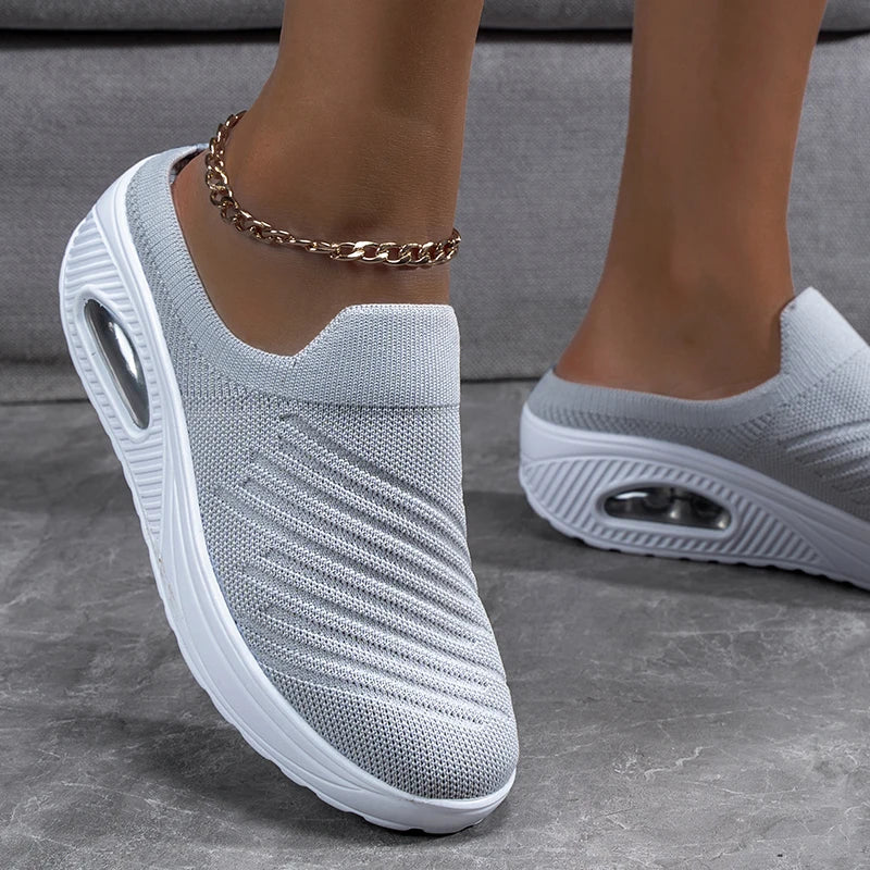 Stella - Fleksible sneakers med åndbar overdel og strimmeldesign