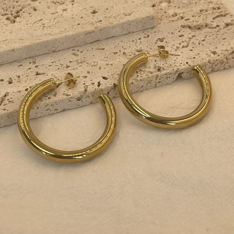 Sherrie – Klassiske øreringe med mellemstore hoops og rundt design