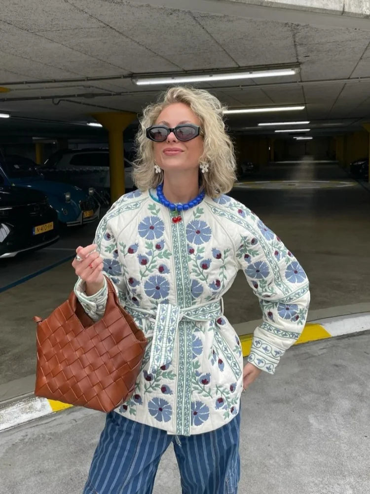 Clara – Moderne jakke med blomsterbroderi og lommedetaljer